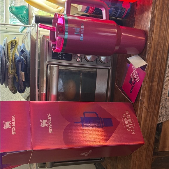 Stanley Quencher Tumbler in Pink and Purple - Picture 4 of 4